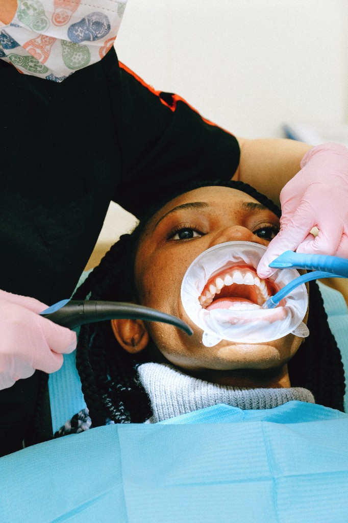 Scaling and polishing treatment at Dentaura
